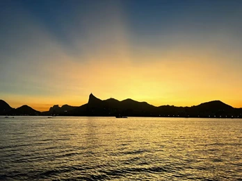 Passeios no Rio de Janeiro para praias e ilhas - Rio Boat Tour com saídas pela manhã e no pôr do sol Passeios no Rio de Janeiro para praias e ilhas - Rio Boat Tour com saídas pela manhã e no pôr do sol